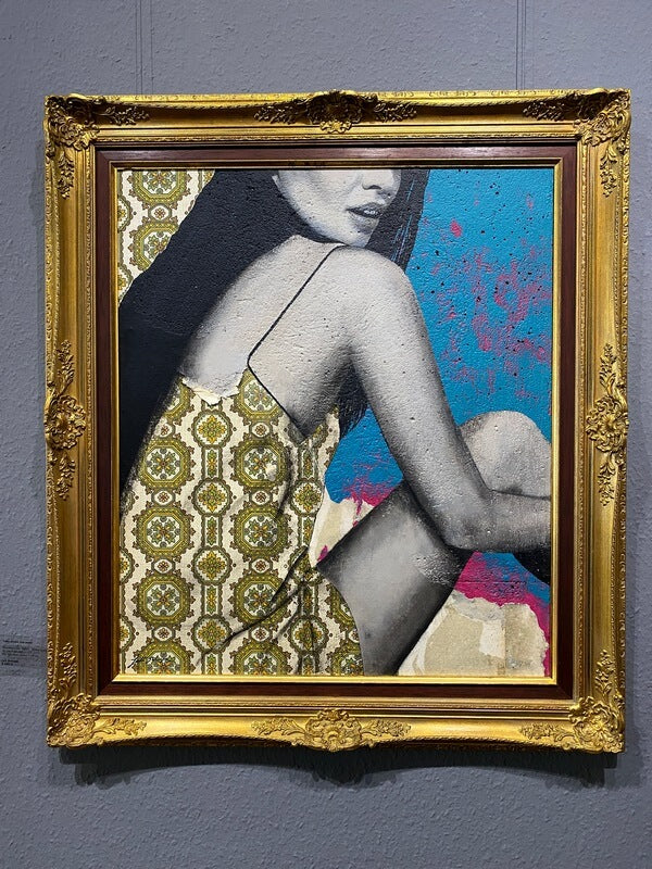 Gemälde, Betongemälde von Juli Schupa, Portrait, Vintage, Street Art mit Tapete, goldenem Rahmen, Titel: Tear down the wall
