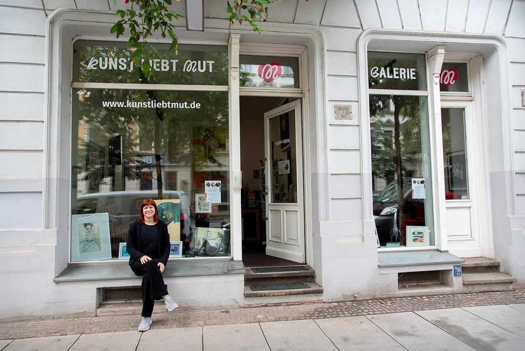 Susanne Höhne vor dem Schaufenster ihrer Kunstgalerie in Leipzig