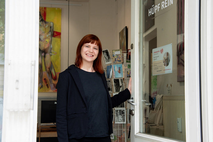 Susanne Höhne vor dem Schaufenster ihrer Kuntsgalerie in Leipzig