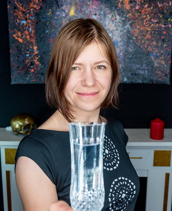 Galeristin Susanne Höhne mit Sekt