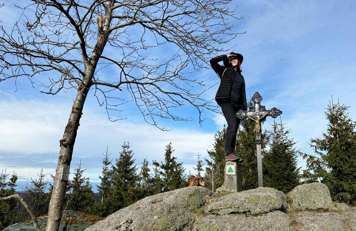 Galeristin Susanne Höhne beim Wandern auf dem Gipfel, mit Dackel Vara