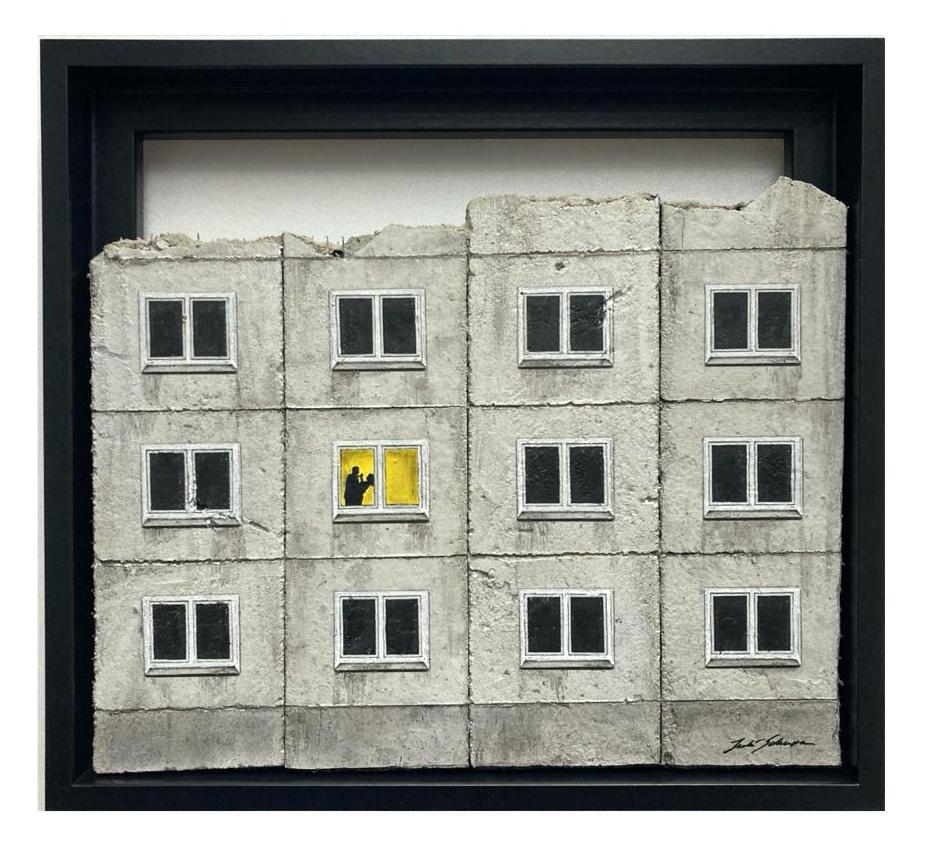Gemälde von Juli Schupa, Kunstwerk im Street Art Stil, Betongemälde, Motiv: Neubaublock mit vielen Fenstern mit tanzendem Paar