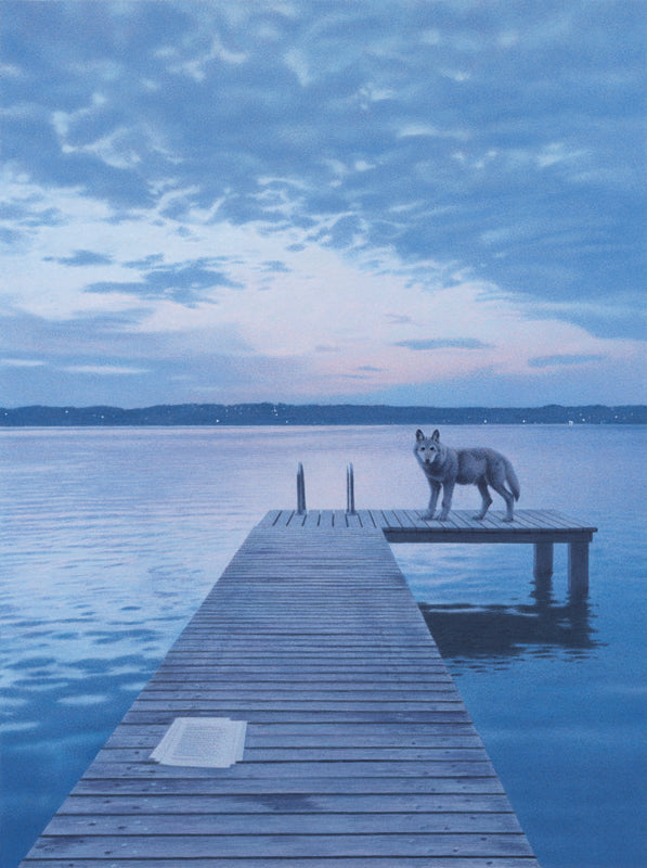 Kunstdruck von Quint Buchholz, ein Wolf auf Bootssteg in der Dämmerung, blaues Licht, am See