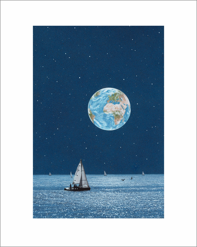 Kunstdruck von Quint Buchholz, Nachthimmel mit leuchtendem Planet Erde, darunter Boote auf dem Meer