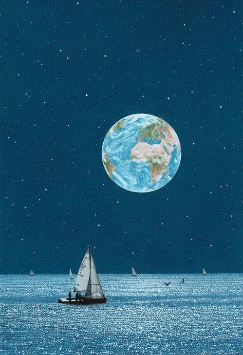 Motiv von Quint Buchholz, Erde am Nachthimmel strahlt wie ein Mond, darunter ein Ozean mit Segelbooten