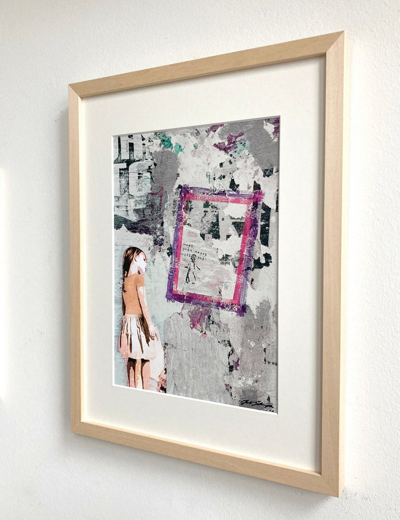 Kunstdruck von Juli Schupa, offene Edition, erschwinglicher Preis, darauf das Motiv: Wash your money with my art, Mädchen im Street Art Style