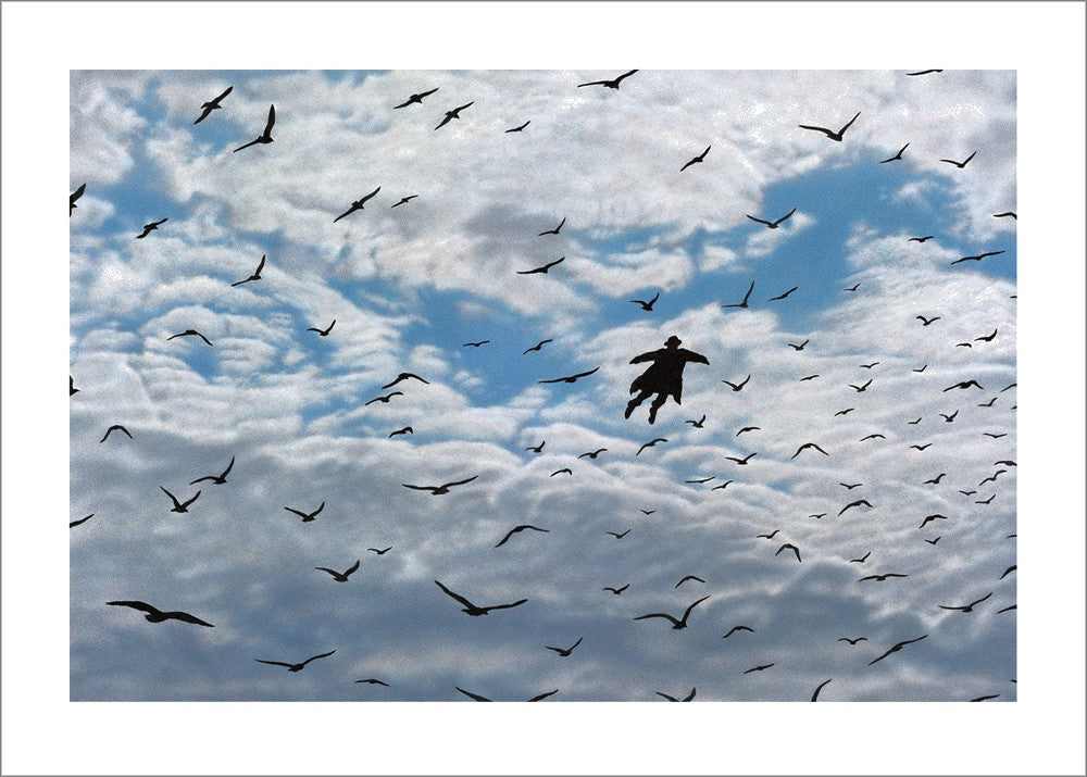 Kunst von Quint Buchholz, Das Kartengeheimnis, Kunstdruck, Der Flug, Mann fliegt mit den Vögeln, blauer Himmel
