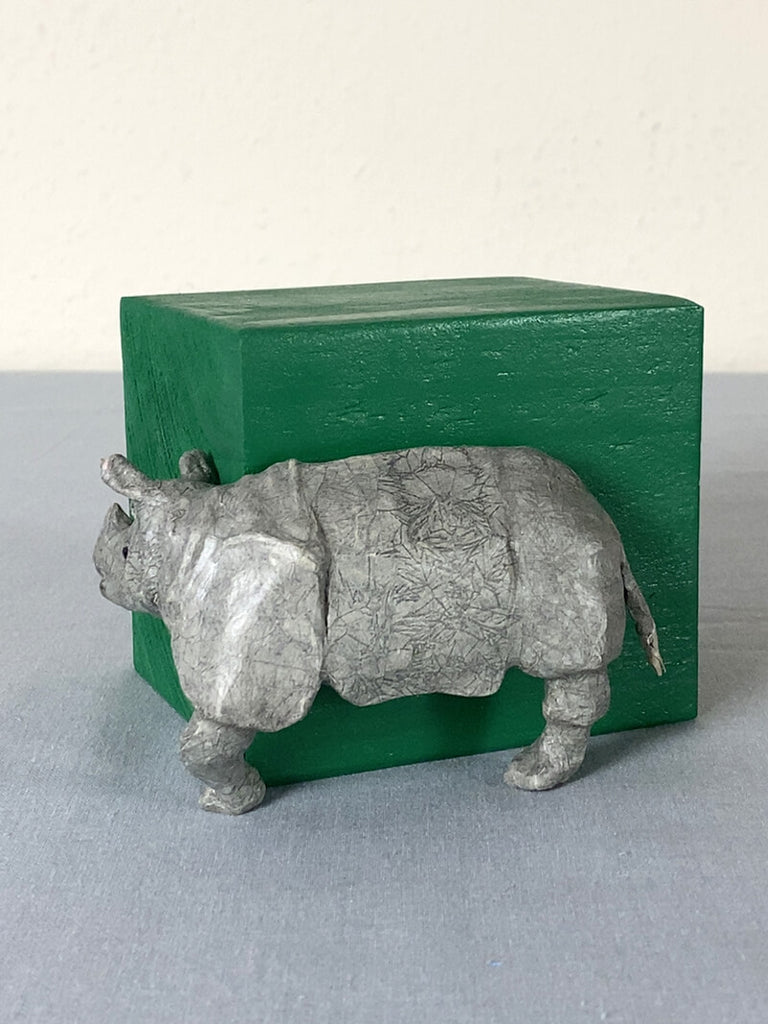 Java Nashorn in the box Papierskulptur Seitenansicht