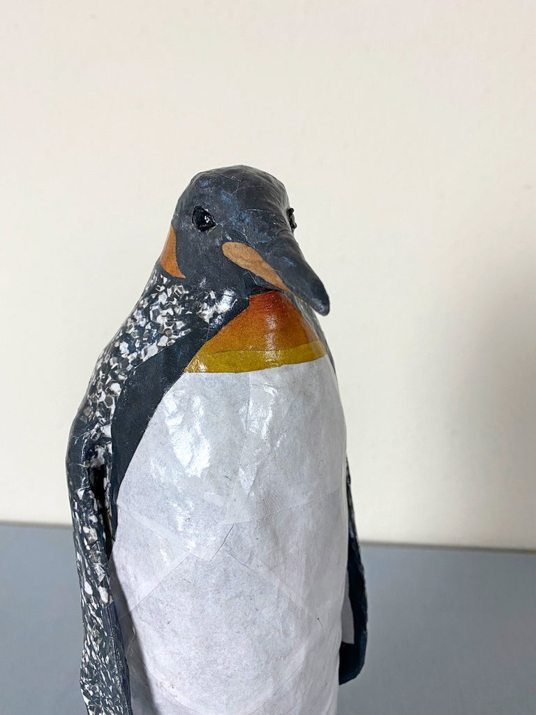 Pinguin Papierskulptur Nahaufnahme