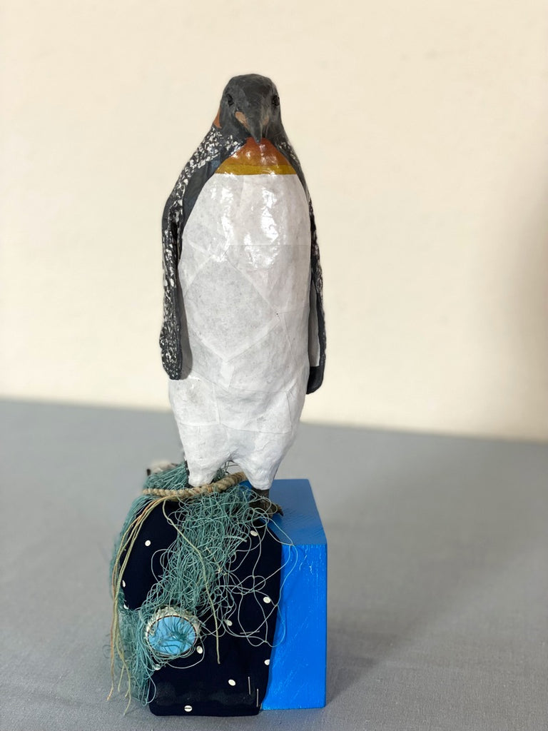 Pinguin Papierskulptur von vorne