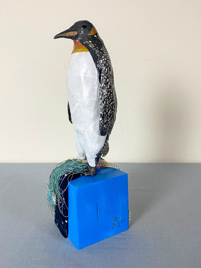 Pinguin Papierskulptur  von der Seite